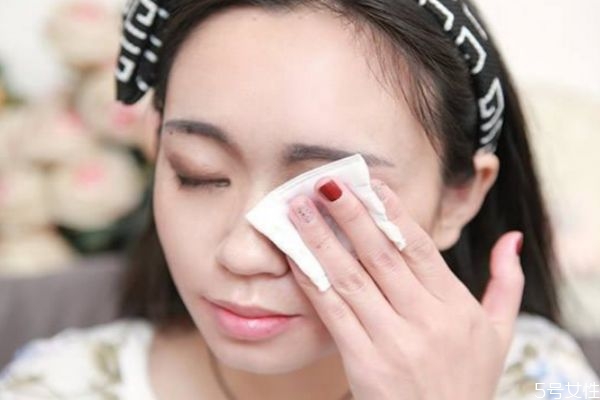 【卸妝化妝品加工廠家】眼部如何卸妝?卸眼妝的簡單步驟